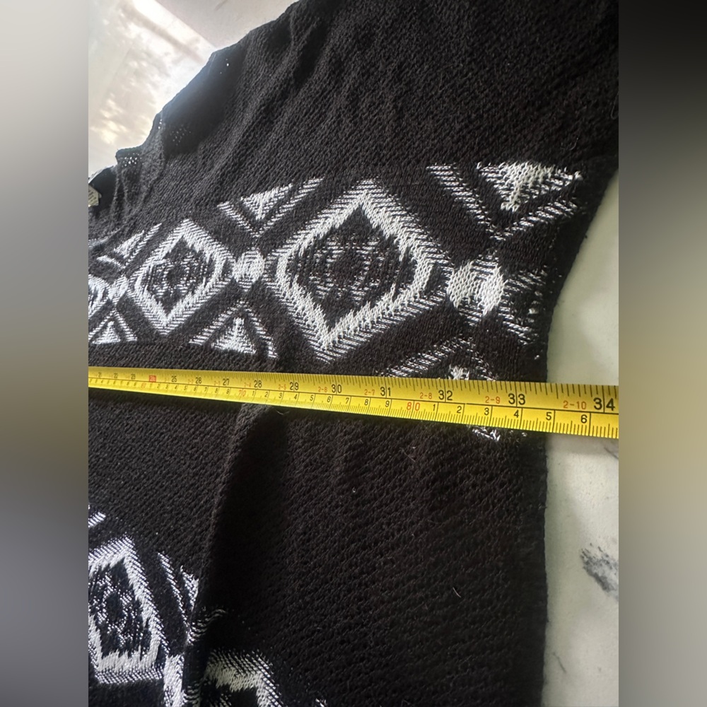 Women’s Sweet Kizz Black and White Aztec Print Poncho size 3X - Picture 5 of 8